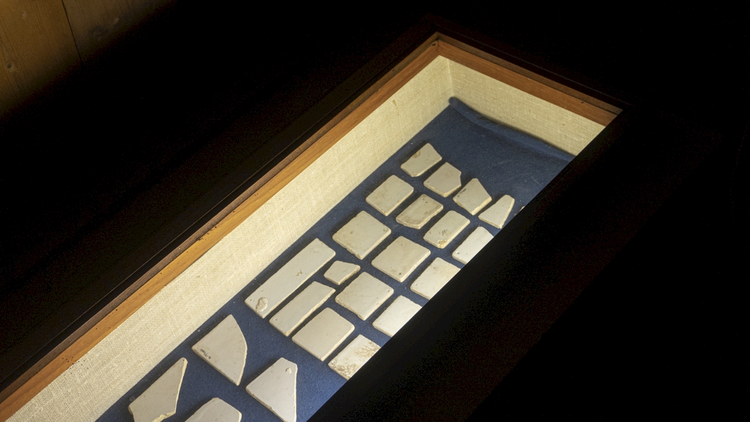 White tiles' assemblage, 