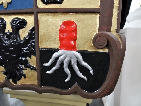 de Mepsche's Crest, Painted relief (detail)